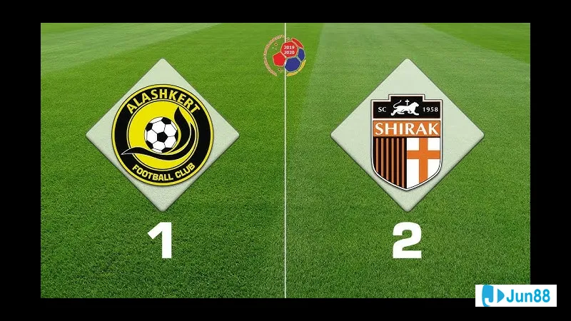 Cầu thủ của Alashkert áo đỏ đang chống đỡ sức ép từ cầu thủ Shirak Gyumri áo trắng.