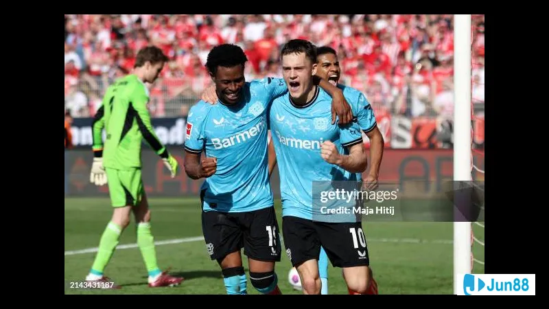 Cầu thủ Bayer Leverkusen điều chỉnh vị trí để tạo khoảng trống trước hàng phòng ngự của…