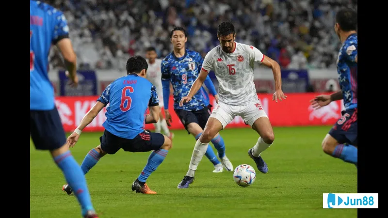 Cầu thủ Nhật Bản giữ bóng trước sự áp đảo từ cầu thủ Paraguay Cầu thủ Nhật Bản giữ bóng trước sự áp đảo từ cầu thủ Paraguay