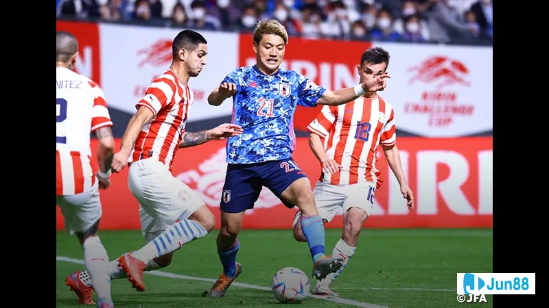 Cầu thủ Nhật Bản dũng cảm tranh chấp bóng với cầu thủ Paraguay trong trận đấu Cầu thủ Nhật Bản dũng cảm tranh chấp bóng với cầu thủ Paraguay trong trận đấu