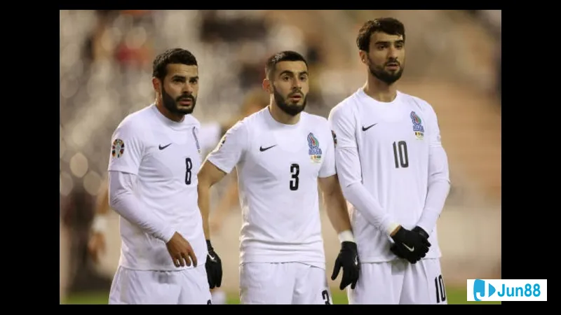 Cầu thủ Pháp sử dụng kỹ thuật đi bóng vượt qua cầu thủ Azerbaijan trên sân cỏ Cầu thủ Pháp sử dụng kỹ thuật đi bóng vượt qua cầu thủ Azerbaijan trên sân cỏ